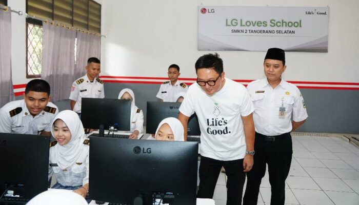 LG Renovasi Kelas Multimedia dan Donasikan Perangkat Teknologi ke SMKN 2 Tangerang Selatan