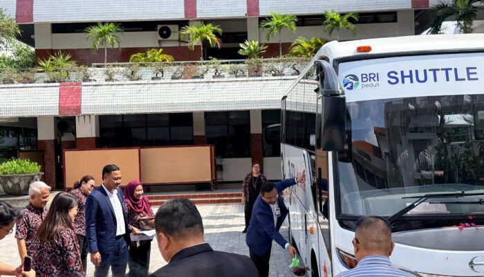 Perkuat Dukungan bagi Aktivitas Kampus, BRI Kancab Kapas Krampung Serahkan Bantuan Bus ke Ubaya