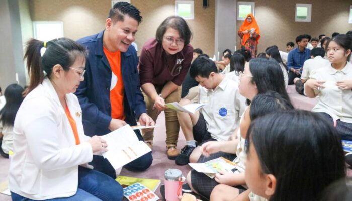 FWD Insurance Perkuat Literasi Keuangan Generasi Muda Lewat Program JA SparktheDream di Surabaya dan Sidoarjo
