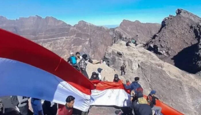 Semangat Kemerdekaan dari Puncak Raung, Ratusan Pendaki Bentangkan Merah Putih 81 Meter