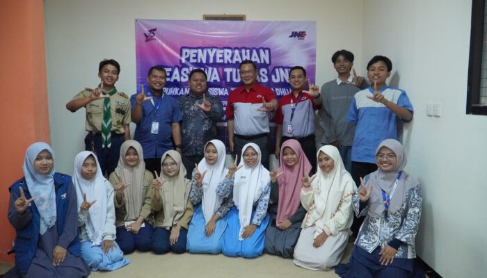 Dukung Dunia Pendidikan, JNE Salurkan Beasiswa TUNAS untuk Siswa Tahfidz, Beprestasi dan Dhuafa di Jatim