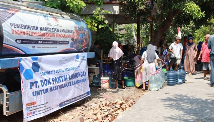 Tanggap Bencana Kekeringan, PT Dok Pantai Lamongan Salurkan 80.000 Liter Air Bersih untuk Warga